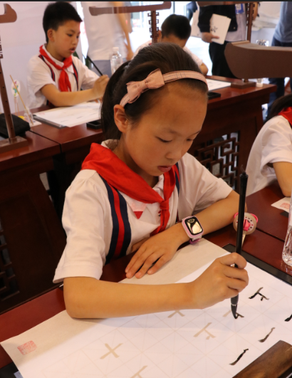 成都市百草园小学四年级学生体验华文众合“智云+”数字书法教室