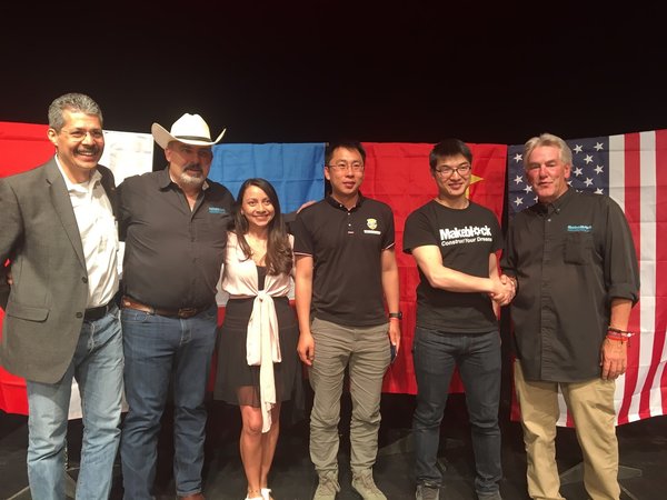 王建军 与 Russ Fisher-Ives在2018RoboRAVE国际机器人大赛握手