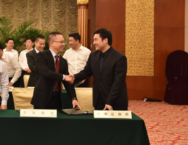 京东集团云事业部京津冀大区总经理王子涵（左）与天津市河西区副区长刘惠杰（右）在签约现场