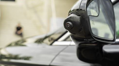 英特尔和Mobileye自动驾驶汽车上分立式安装了十二个摄像头，能提供3600视角并进行远距离环视和停车。