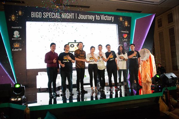 Cube TV Idonesia team sealing partnership with Mobile Legends together with professional Micheal Seouw (2nd from left) and Mr Fearus (4th from right)