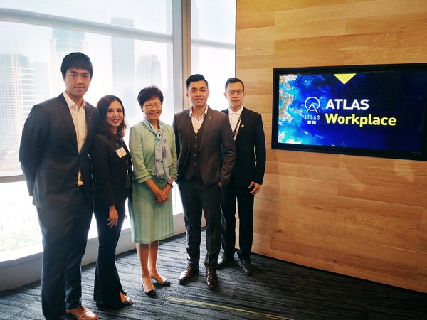 林郑月娥女士（中）与 ATLAS 寰图首席执行官陈思烺先生（右二）、ATLAS 寰图副总裁陈思乐先生（左一）、办公空间综合运营管理中心华南区域副总裁翟碧静女士（左二），以及办公空间综合运营管理中心海外区域副总裁陈楠先生（右一）合影