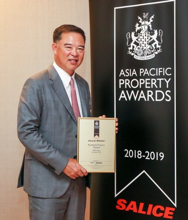 尚思瑞股份有限公司行政總裁Apichart Chutrakul先生接受上思睿最新旗艦豪華公寓項目98 WIRELESS榮獲的2018亞太房地產大獎泰國最佳住宅物產獎。