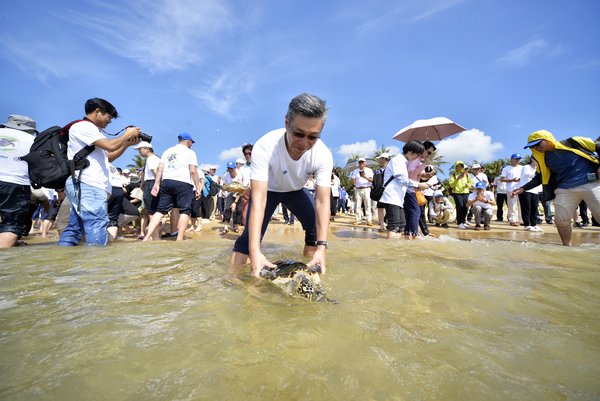 万豪国际海南区区域总经理李良先生放生海龟