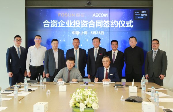 Fosun and AECOM sign joint venture to pursue Transit Oriented Development opportunities across the People’s Republic of China. Standing: Xiaodong Wen, Chairman & CEO of Fosun Infrastructure Group; Zhicheng Cui, Vice President, Fosun Infrastructure Group (4th and 3rd from left), Sean Chiao, President, Asia Pacific, AECOM; Dickson Lo, COO, Asia Pacific, AECOM (4th and 3rd from right). Seated: (Left) John Fang, Cofounder and President of Sunvision Holdings, (Right) Ian Chung, PRC Leader, AECOM