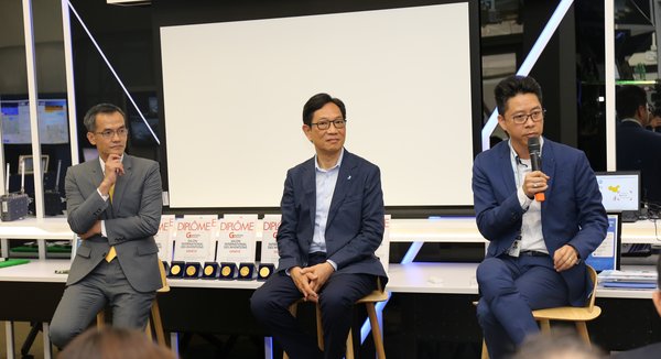 (左至右)香港应用科技研究院行政总裁周宪本先生，主席王明鑫先生，以及首席科技总监杨美基博士讲解公司近年的发展。
