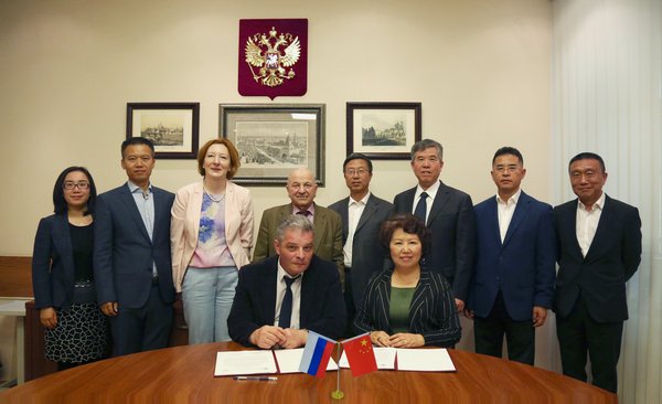 Representatives of Nutrition Society of China and Russia at the MoU signing.