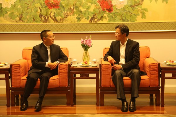 Gu Xiaojie the Consul General of China in Sydney (right) and Zhang Deqin the vice general manager of Moutai group & chairman of XiJiu (left)