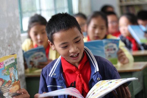 附城小学校学生在阅读儿童营养图书