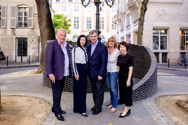 (From left) Mr. Andre Cardinali, Global Ambassador of the Saint-Germain-des-Prés, Ms. Christina Hau, General Manager of Operations, Wharf China Estates Limited, Mr. Jean-Pierre Lecoq, Mayor of the 6th Arrondissement of Paris, Ms. Monique Mouroux, General Secretary of the Saint-Germain-des-Prés Committee and Ms. Winnie Wong, Deputy General Manager of Branding and Marketing of Chengdu IFS attend the opening ceremony of the art festival.