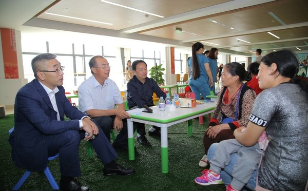 长和医疗董事长孙长森、昆明市残疾人联合会理事长马文森在于“慢天使”家长做亲切交流