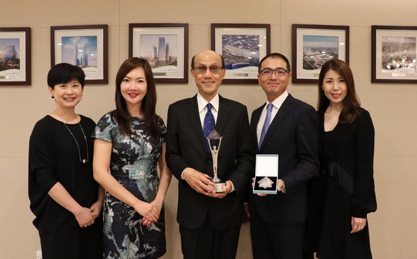 Mr. Norman Chan (center), Executive Director, Mr. Derek Pang (2nd from right), Director -- Leasing & Management, Ms. Linda Chan (2nd from left), Director -- Central Marketing, Ms. Vera Wu (1st from right), General Manager -- Plaza 66 in Shanghai, and Ms. Betty Law (1st from left), General Manager -- Corporate Communications, receive the Asia-Pacific Stevie Awards 2018, recognizing Hang Lung’s dedication in strengthening its innovative marketing initiatives.