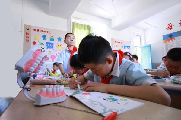 银川市唐徕小学三年级小学生在口腔教育课堂上画出爱牙护牙心得