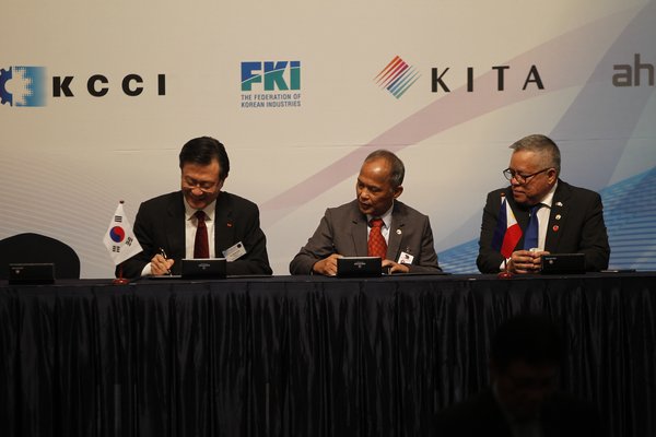 Yu Jeong-Joon, SK E&S President and Chief Executive Officer (left), Alfonso Cusi, Department of Energy Secretary (middle), Ramon Lopez, Department of Trade and Industry Secretary (right) signing the LOI.