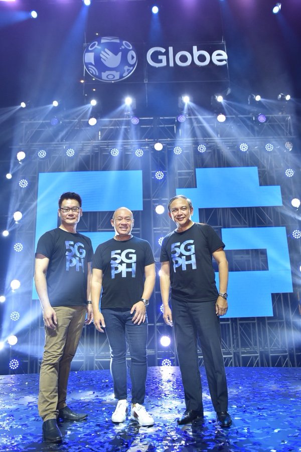 Globe brings 5G technology to the Philippines. Globe President and CEO Ernest Cu (middle), together with Globe Chief Technology and Information Officer Gil Genio (right) and Huawei Southern Pacific Region Chief Strategy and Marketing Officer Lim Chee Siong (left), leads the launch of 5G.