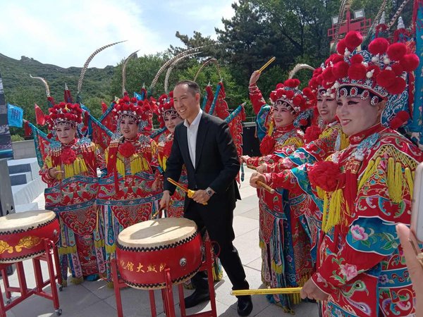 The Ng Teng Fong Charitable Foundation has pledged RMB 10 million to the China Foundation for Cultural Heritage Conservation to support restoration of the Great Wall.  Mr Daryl Ng, Director of the Ng Teng Fong Charitable Foundation and Deputy Chairman of Sino Group, attended the donation ceremony held in Badaling, Yanqing, Beijing on 8 June 2018.  It was graced by Mr Xiao-Jie Li, Chairman of the China Foundation for Cultural Heritage Conservation and other esteemed guests.