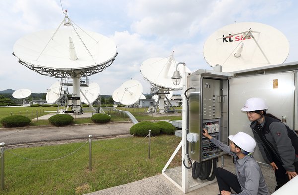 6月7日，KT SAT的员工在Kumsan Satellite Service Center检查卫星天线。