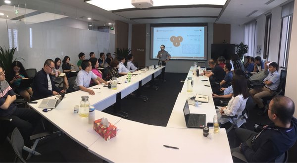 互联网医疗平台杏树林的创始人张遇升为龙湖集团北京公司的高层做培训