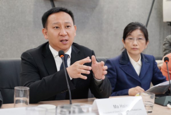 華為雲核心網產品線總裁馬海旭（左）發佈OceanConnect車聯網平台