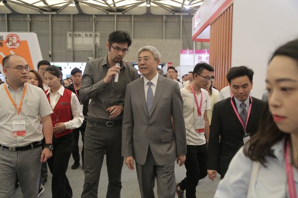 上海市委副书记尹弘亲临现场参观指导