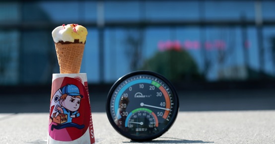 苏宁物流用配送速度对标酷暑天气里冰淇淋融化的速度，形象展示其为顾客提供的极致服务