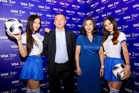 Visa中国区大客户关系管理部总经理尹小龙先生（左二）与Visa大中华区市场部总经理金昱冬女士（右二）在“Visa 2018世界杯揭幕派对”现场，Visa将在全国13个城市开启20场2018世界杯观战巡回活动