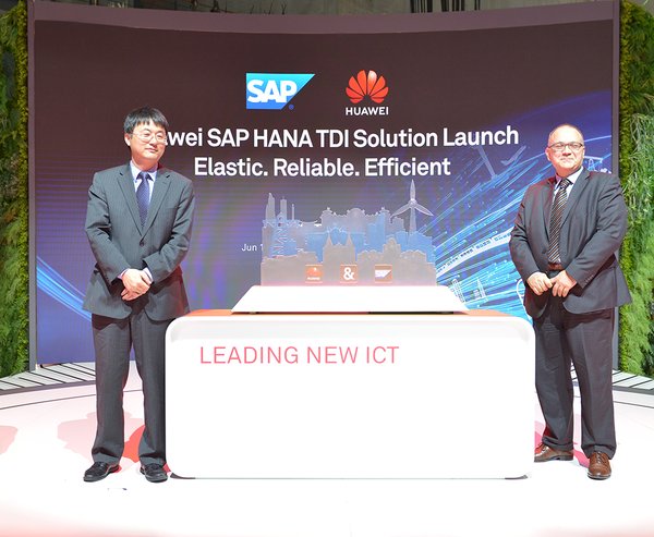 华为存储产品线总裁孟广斌（左）和SAP EMEA南区总监Marco Ciavarella（右）发布SAP HANA TDI解决方案