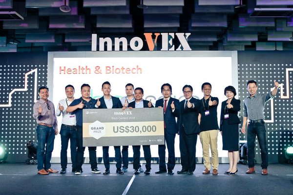 CEO of BioInspira, Ray Chiu (4th from the left), winner of the InnoVEX Pitch Contest Grand Prize with the Final Round Judges