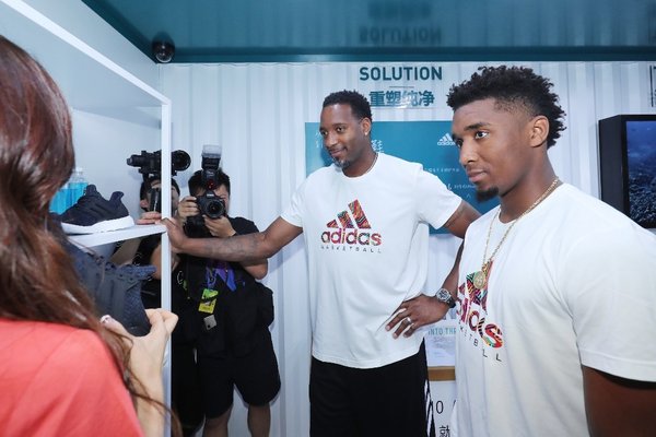 特雷西·麦克格雷迪（Tracy McGrady）、多诺万·米切尔（Donovan Mitchell）体验2018阿迪达斯“夏练国度”Parley区域