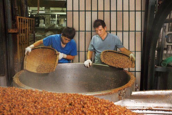 承袭传统古法之酿酒技术，坚持传统独门纯粮固态发酵制酒工法