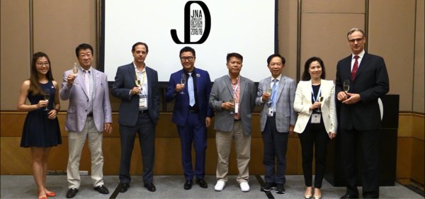 (From the left) Gloria Au, Sales Manager of Crossfor HK Ltd; Hidetaka Dobashi, CEO of Crossfor Co Ltd; Tim Schlick, Chief Strategy Officer of Platinum Guild International; Fei Liu, Chairman of the Competition judging panel; Honorary Life Founding President and Supervisor Chan Ming Wing, Presient Johnny Cheng, and Director – General Amy Yan of Tahitian Pearl Association Hong Kong and Wolfram Diener, Senior Vice President of UBM Asia Ltd; toast the launch of the JNA Jewellery Design Competition 2018/19
