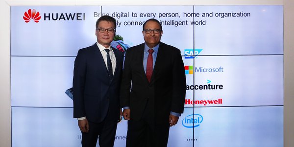 Minister of Communications and Information S. Iswaran learned about the innovation and solution at Huawei Showcase in ConnecTechAsia 2018, Singapore.