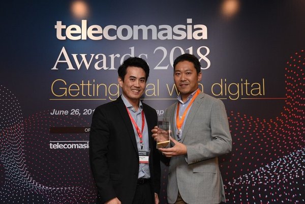 Mr. Paul Lai, Vice President, North & South East Asia, International Business (on the right), received the Best International Wholesale Carrier honour in Telecom Asia Awards 2018