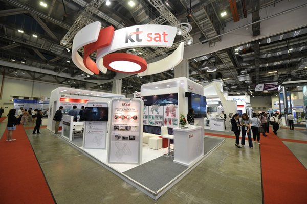 KT SAT’s booth at CommunicAsia 2018 in Singapore, held from June 26–28, introduces the Korean satellite service provider’s cutting-edge services to potential Southeast Asian customers.