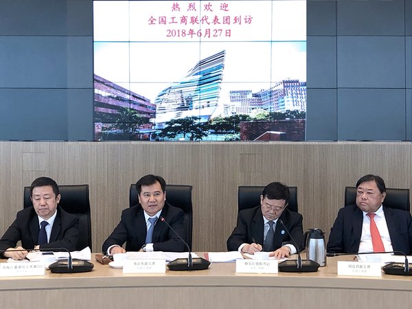 Zhang Jindong (second from left), chairman of Suning Holdings Group, talked at a youth communication session with the students and alumni from The Hong Kong Polytechnic University