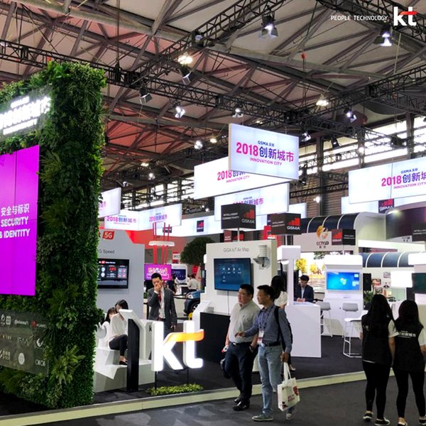 People visit KT’s booth at the Mobile World Congress Shanghai 2018 on June 27.