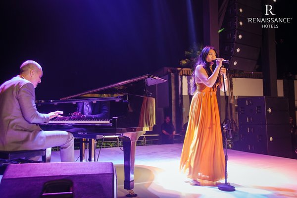 印度尼西亚创作型歌手Anggun于巴厘岛乌鲁瓦图万丽度假酒店带来精彩表演，共庆“万丽全球发现日”