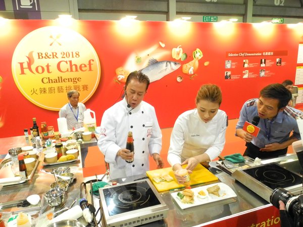 国际著名大厨甄文达以一系列李锦记酱料，炮制香辣美味的酥皮蟹盒，让观众近距离领略他的精湛厨艺