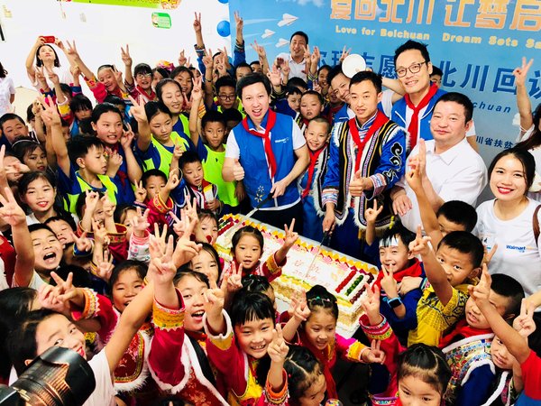 沃尔玛中国总裁及首席执行官陈文渊带领员工志愿者回访邓家希望小学