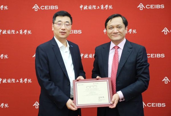 Meng Xiangsheng (left), Senior Vice President, Chief Human Resource Officer of Suning.com and Ding Yuan (right), Vice President and Dean of CEIBS, attended the event