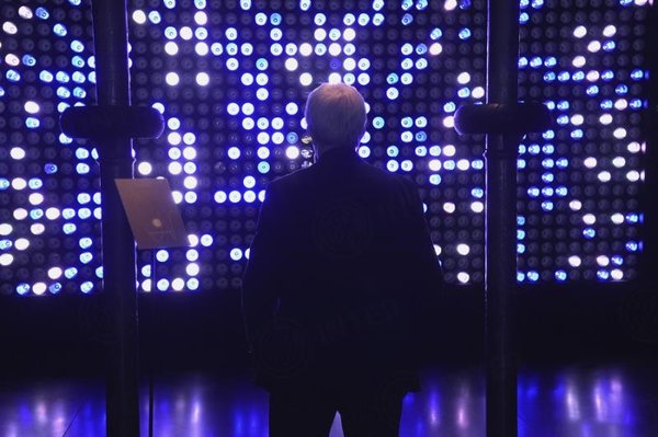 Suning’s Emotional Wall at Milan Design Week which is based on Suning “BIU” interactive artificial intelligence system allows users to be immersed into a futuristic home-life experience