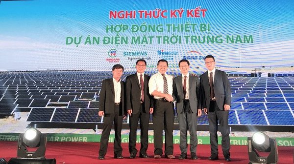 中信博新能源国际中心总裁容岗（右二）和越南Trungnam Group执行总裁 Nguyen Tam Tien（中间）