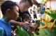 Club Med 巴厘岛度假村内博物文化创始人郑洋先生带领小朋友们进行植物摄影