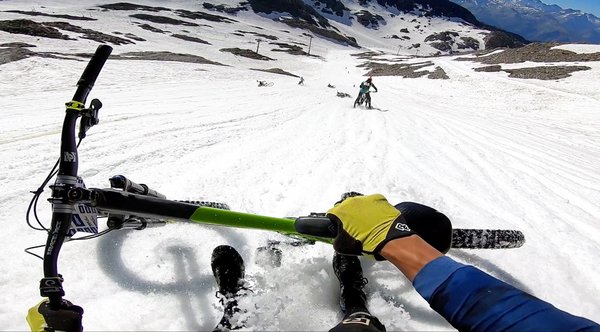张京坤在比赛途中克服雪坡陡滑的困难
