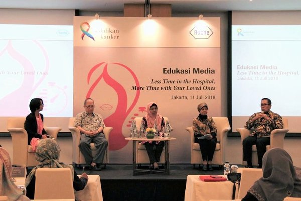 Panel discussion. Left - right: Lucia Erniawati, Head of Market Access & Corporate Affairs, PT Roche Indonesia (Moderator); Dr. dr. Nugroho Prayogo, SpPD-KHOM, Investigator SafeHER Indonesia; Zr. Musrini, S.ST, Oncology Specialist Nurse; Dr. Diah Ayu Puspandari Apt. M.Kes, MBA, Center for Health Financing Policy and Insurance Management (KPMAK)