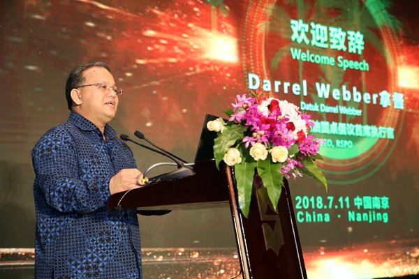 Dutuk Darrel Webber, Chief Executive Officer of RSPO, gives a speech at the launch.
