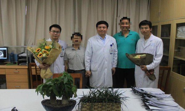上海交通大学附属仁济医院肿瘤介入科为2名晚期肝癌患者举行了“3年无病生存”庆祝活动