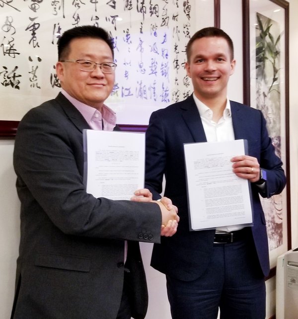 Steven YAP, CEO of M800 (Left) and Samuli Tursas, CEO of Liana Technologies (Right), displaying the signed agreement of the partnership.