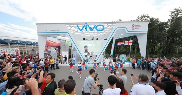 在卢日尼基体育场的Vivo商业展示中，啦啦队伴随官方主题曲《Live it Up》演绎Vivo Swag动感舞蹈。图片来源：Vivo