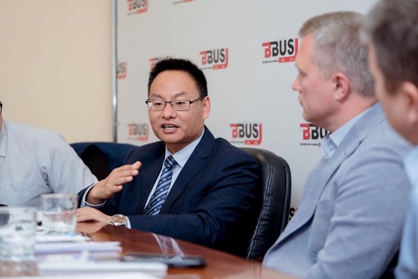 Hu Huai Ban, General Manager of Overseas Markets(left), Yutong Bus and Alexander Strukov, Founder of BBus. (right)